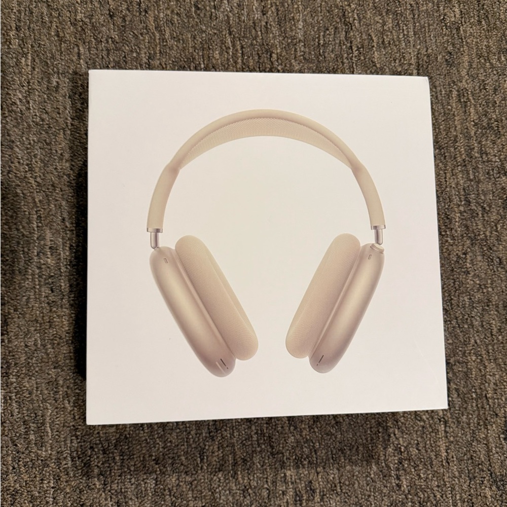 1 of 1 Airpods max headphones in starlight